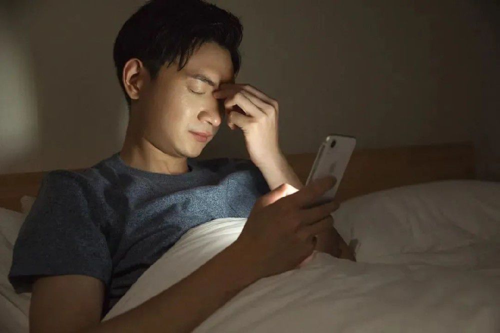 关灯玩手机、侧躺刷视频：你的眼睛正在经历什么？